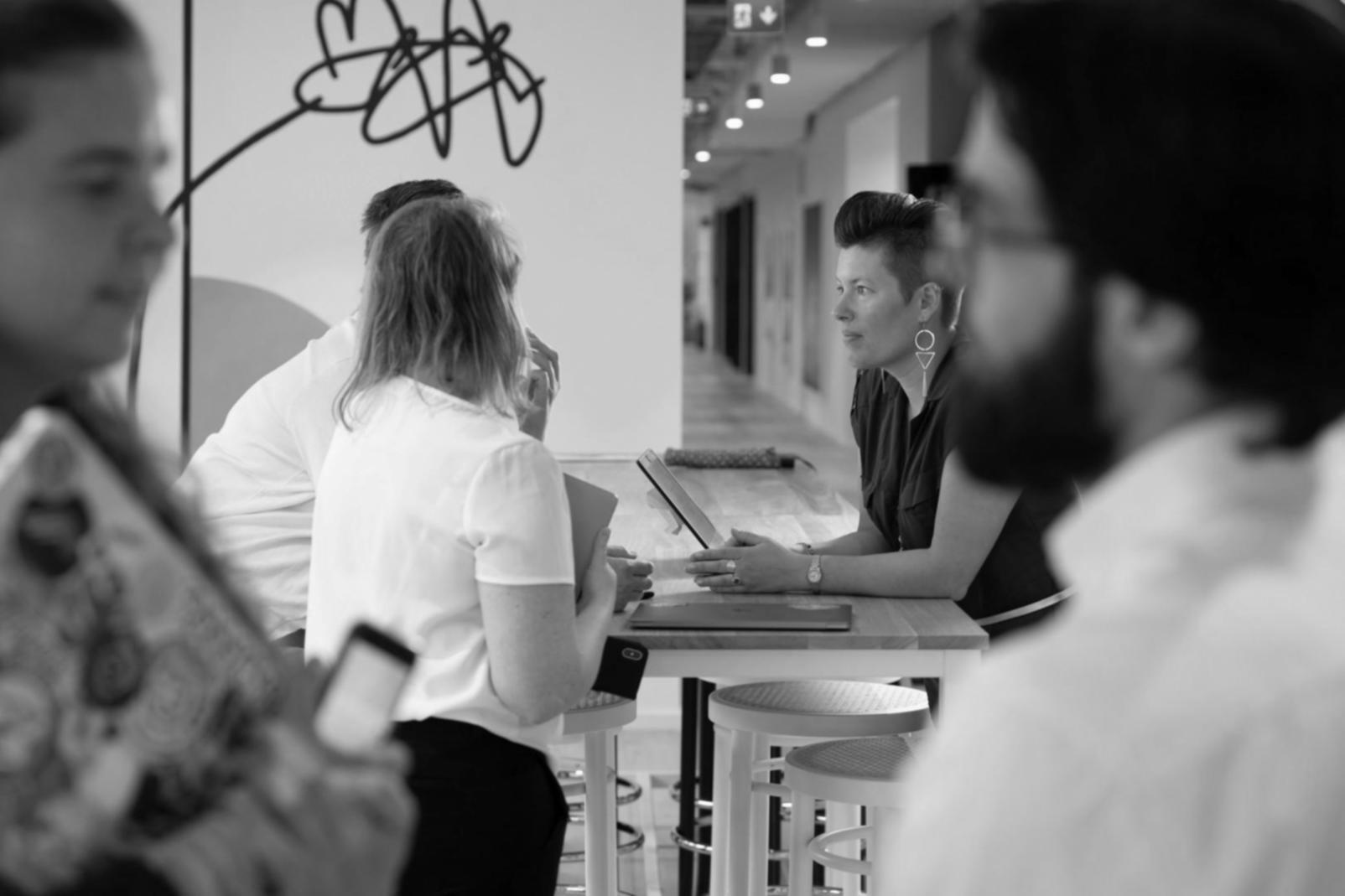 Sentiero naturale immerso nel verde per pratiche meditative