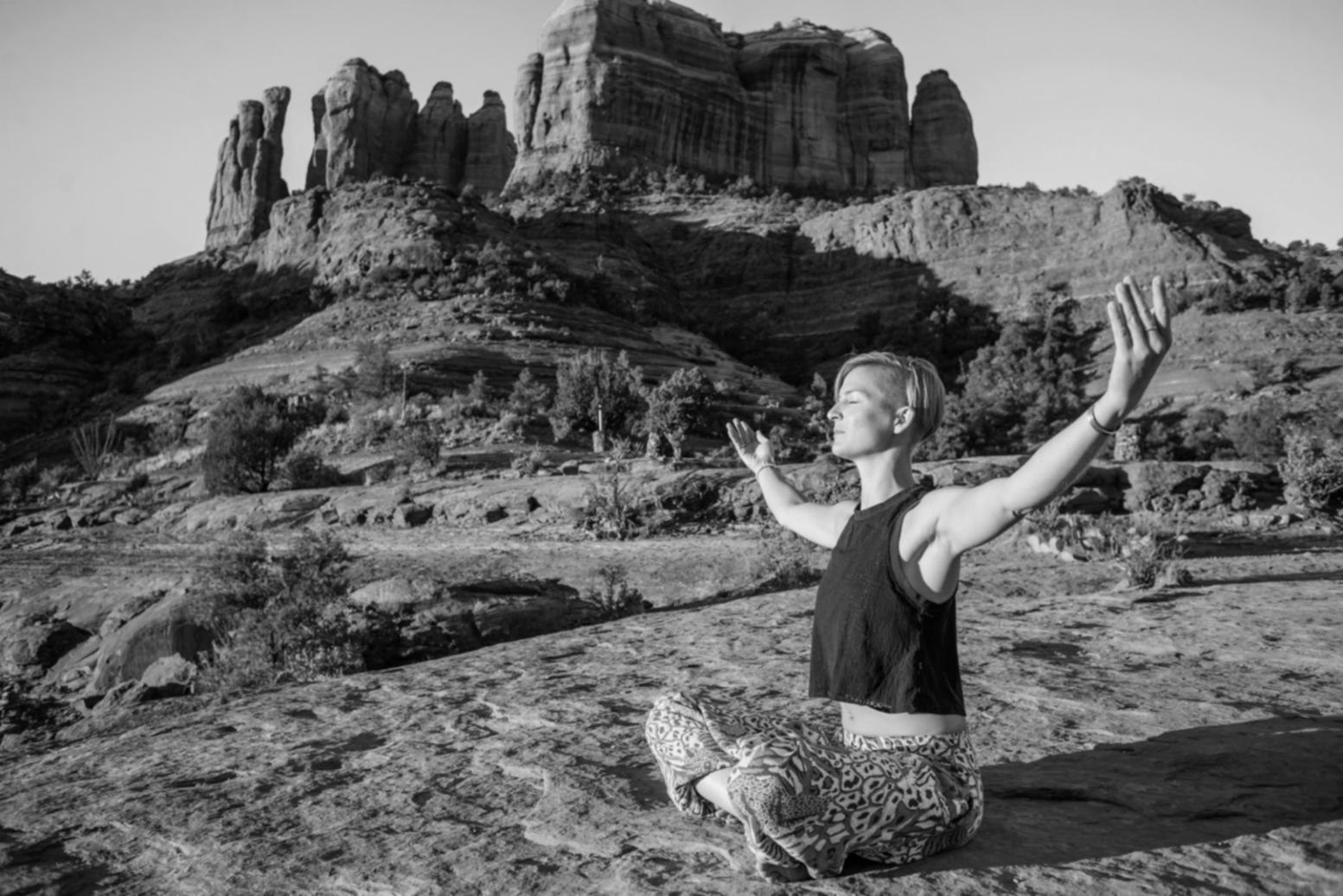 Percorso di meditazione tra alberi secolari in Toscana
